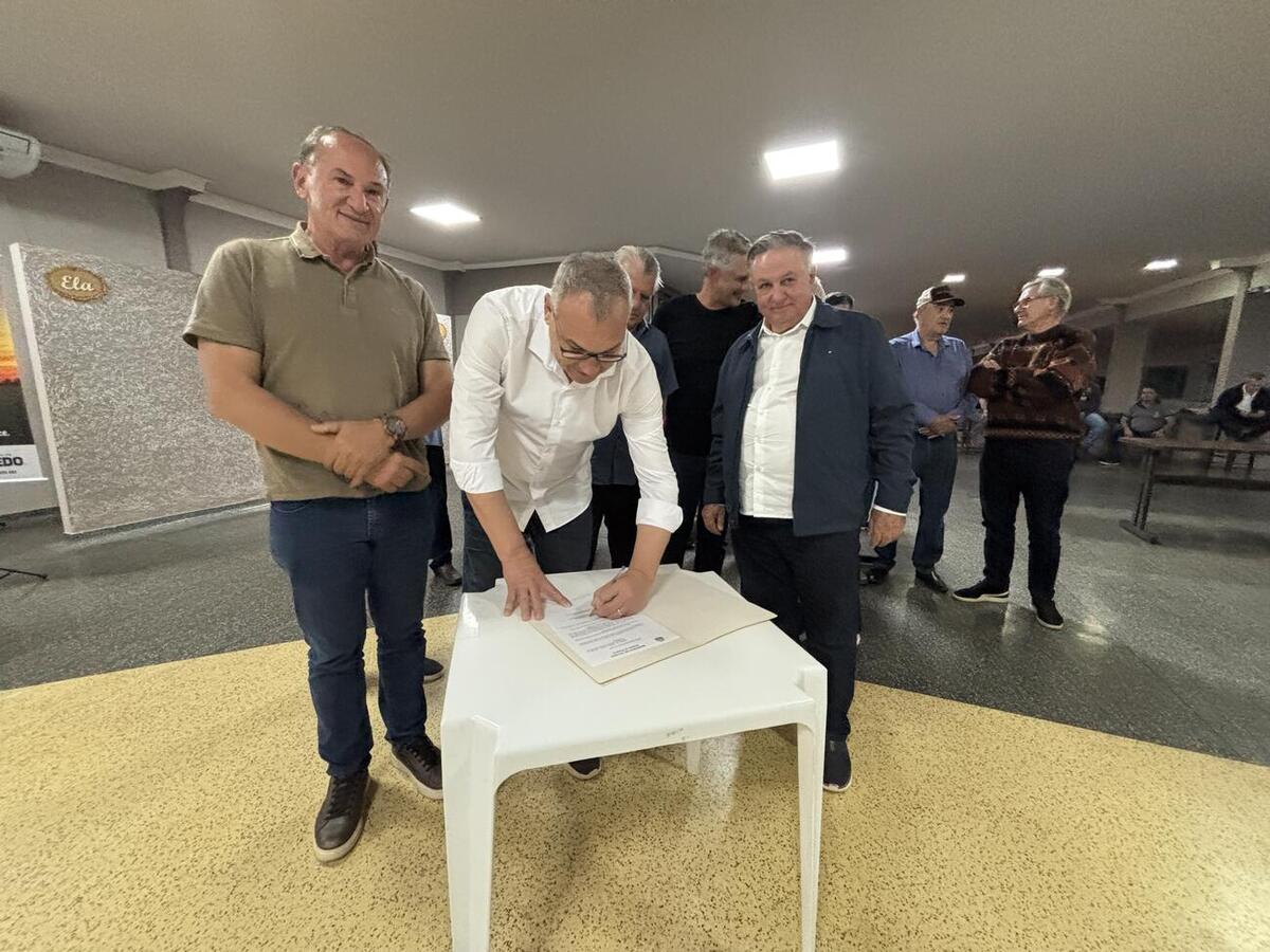 Em uma cerimônia realizada nesta terça (22), foram apresentados projetos de asfaltamento para quatro estradas rurais e uma lei de utilidade pública