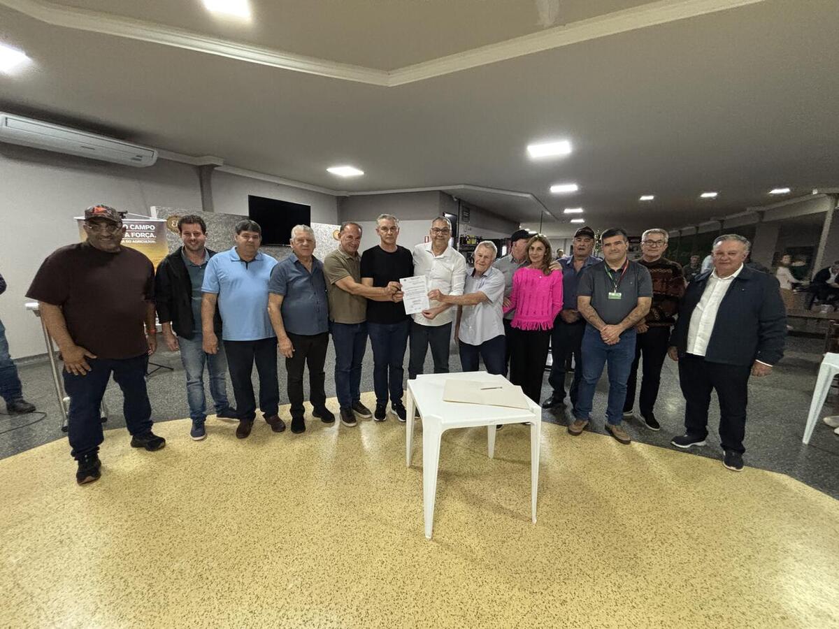Em uma cerimônia realizada nesta terça (22), foram apresentados projetos de asfaltamento para quatro estradas rurais e uma lei de utilidade pública