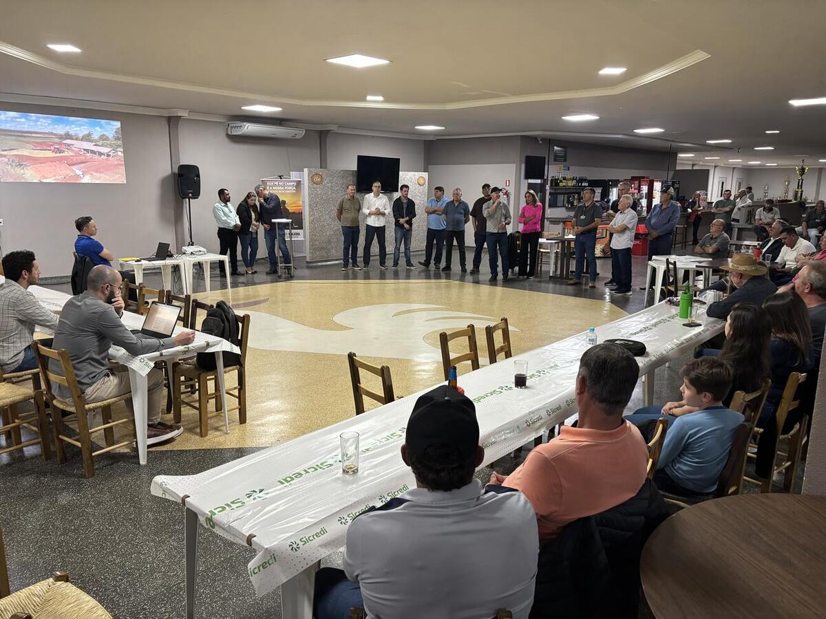 Em uma cerimônia realizada nesta terça (22), foram apresentados projetos de asfaltamento para quatro estradas rurais e uma lei de utilidade pública