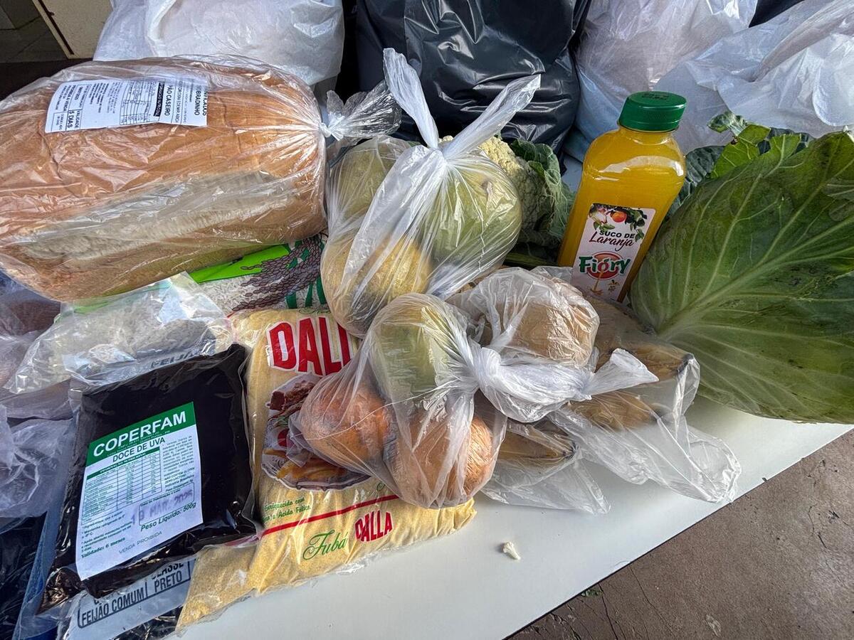 Cestas beneficiaram 115 famílias referenciadas no Cras II, com arroz, feijão, fubá, verduras, legumes, frutas e suco
