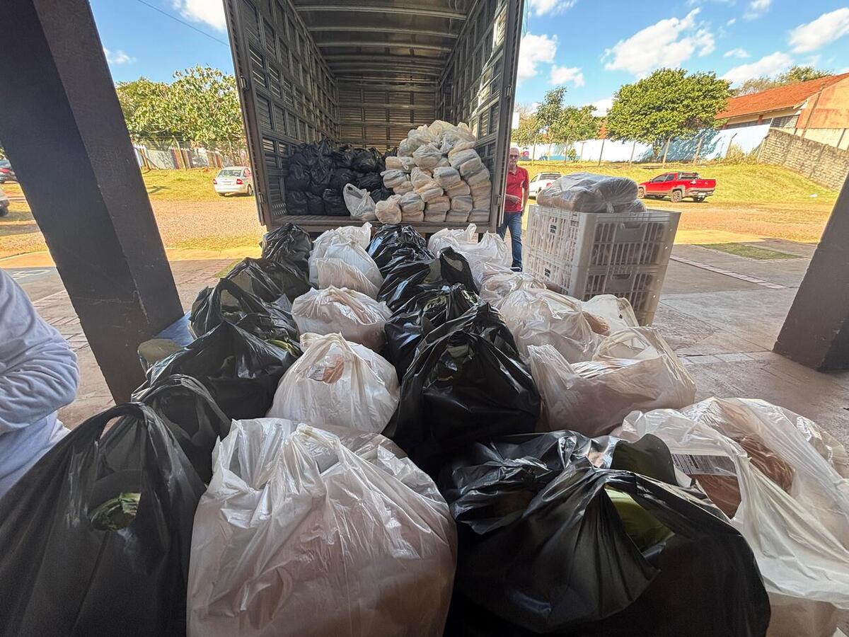 Cestas beneficiaram 115 famílias referenciadas no Cras II, com arroz, feijão, fubá, verduras, legumes, frutas e suco