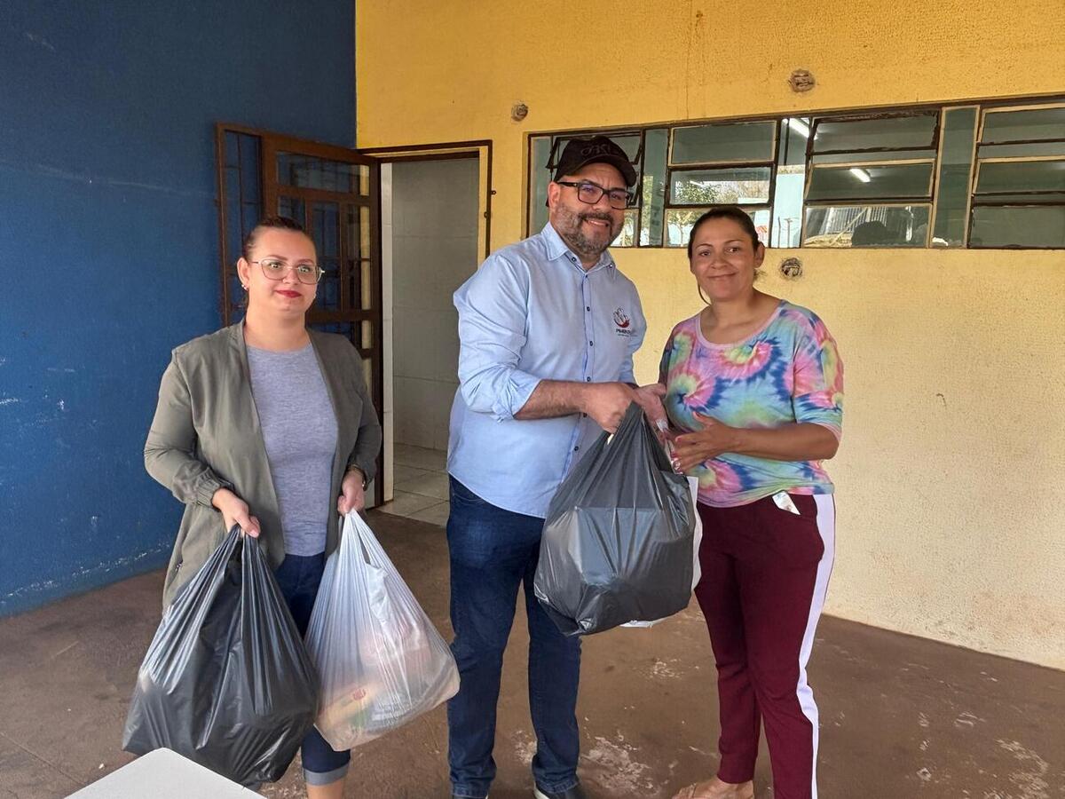 Cestas beneficiaram 115 famílias referenciadas no Cras II, com arroz, feijão, fubá, verduras, legumes, frutas e suco