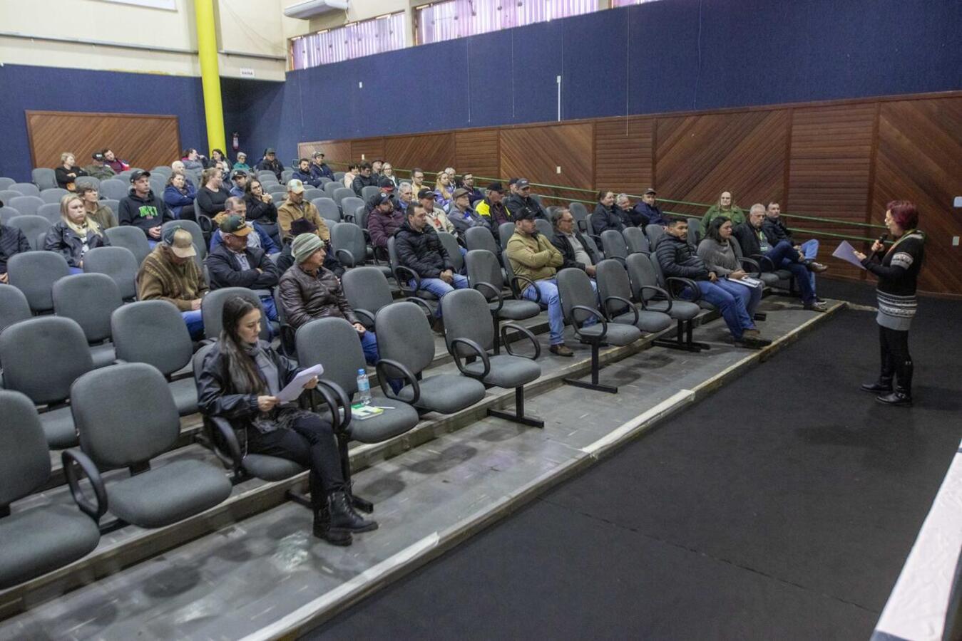 Ação no Ismael Sperafico, na tarde desta segunda (28), contou com diagnóstico do leite, exposição de queijos premiados, corte de bolo e entrega de nitrogênio líquido