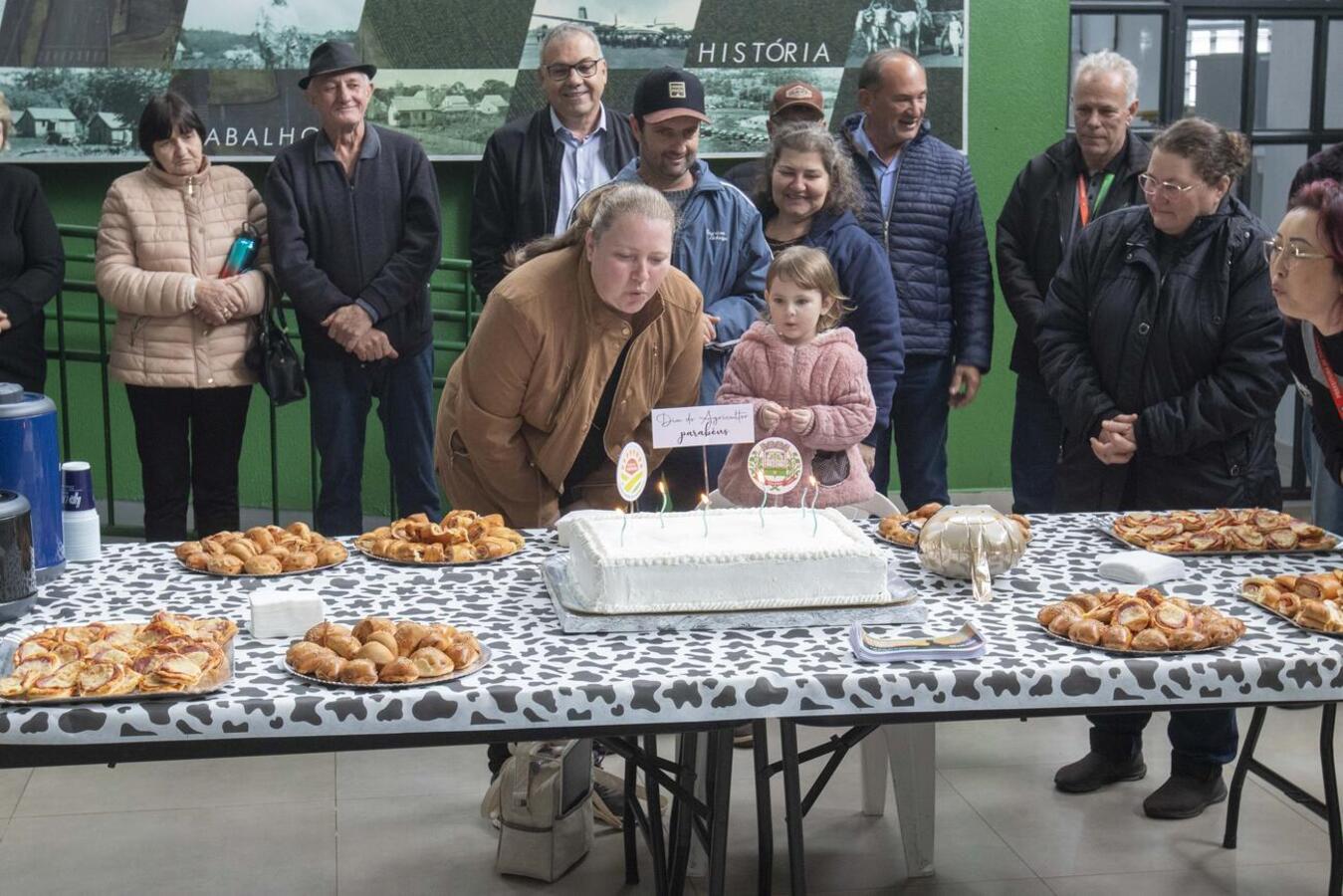 Ação no Ismael Sperafico, na tarde desta segunda (28), contou com diagnóstico do leite, exposição de queijos premiados, corte de bolo e entrega de nitrogênio líquido