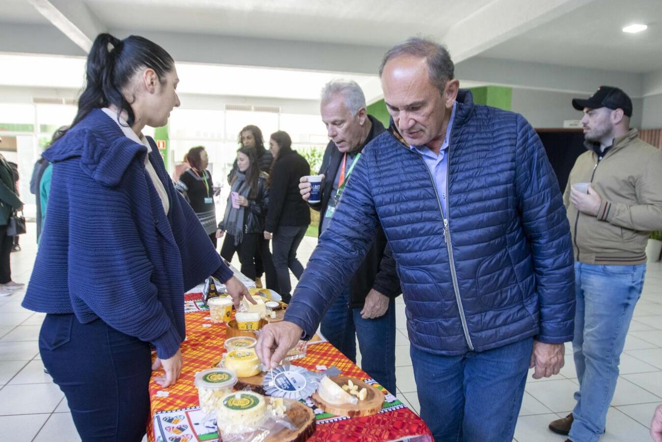 Ação no Ismael Sperafico, na tarde desta segunda (28), contou com diagnóstico do leite, exposição de queijos premiados, corte de bolo e entrega de nitrogênio líquido