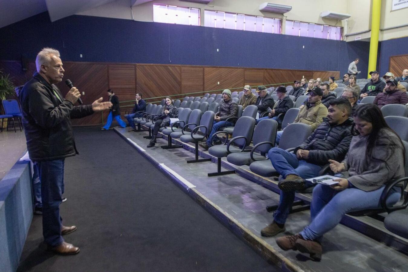 Ação no Ismael Sperafico, na tarde desta segunda (28), contou com diagnóstico do leite, exposição de queijos premiados, corte de bolo e entrega de nitrogênio líquido