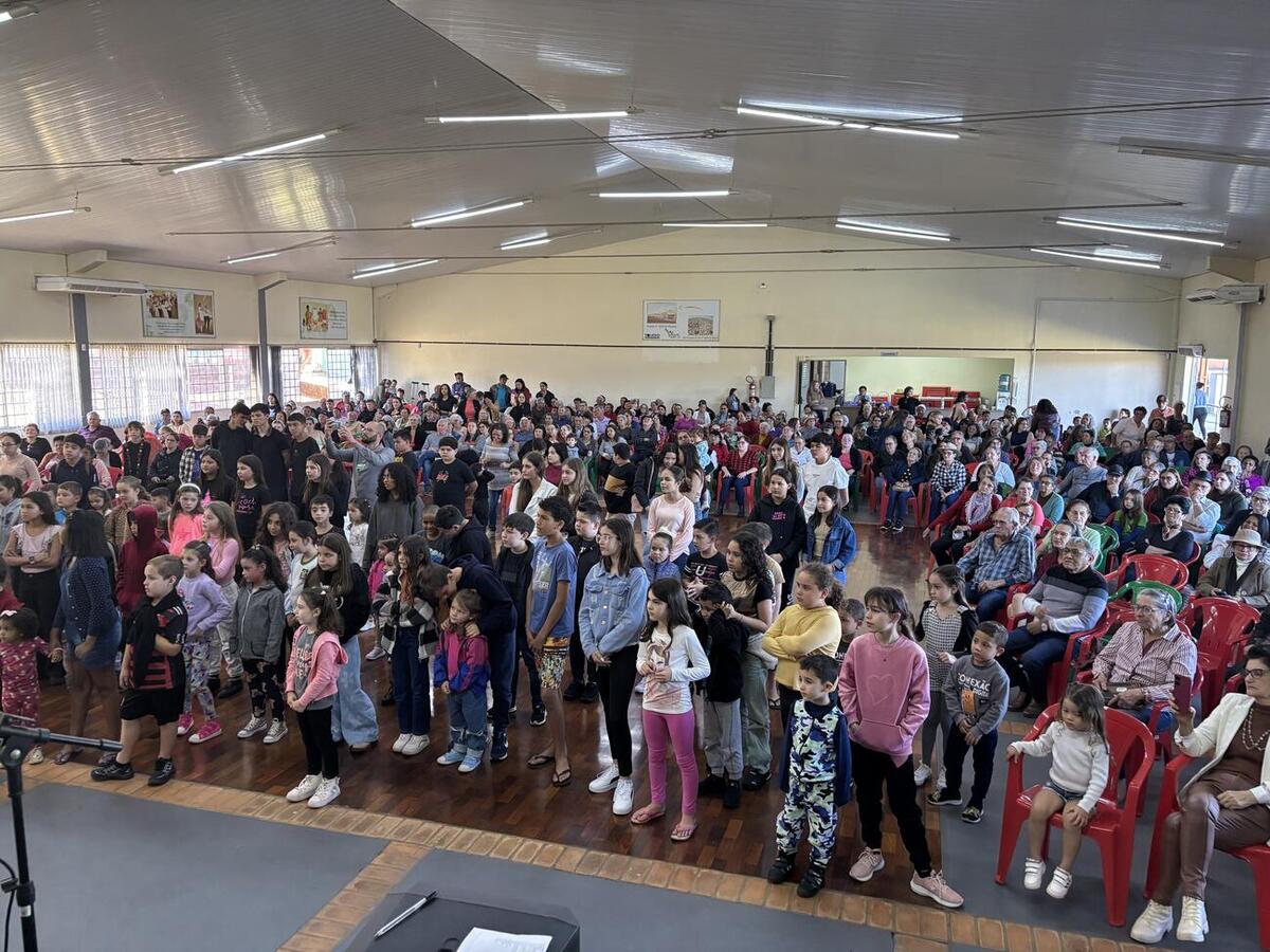 Homenagens, apresentações teatrais e atividades integraram, na tarde desta quinta (31), idosos e suas famílias no salão do Certi Doutor Wilson Carlos Kuhn