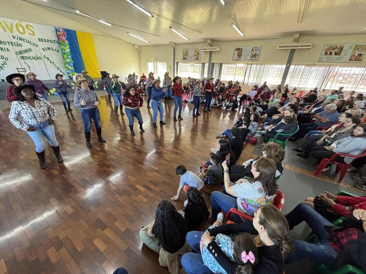 Homenagens, apresentações teatrais e atividades integraram, na tarde desta quinta (31), idosos e suas famílias no salão do Certi Doutor Wilson Carlos Kuhn