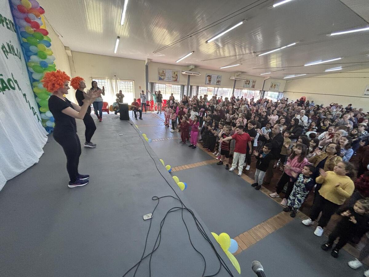 Homenagens, apresentações teatrais e atividades integraram, na tarde desta quinta (31), idosos e suas famílias no salão do Certi Doutor Wilson Carlos Kuhn