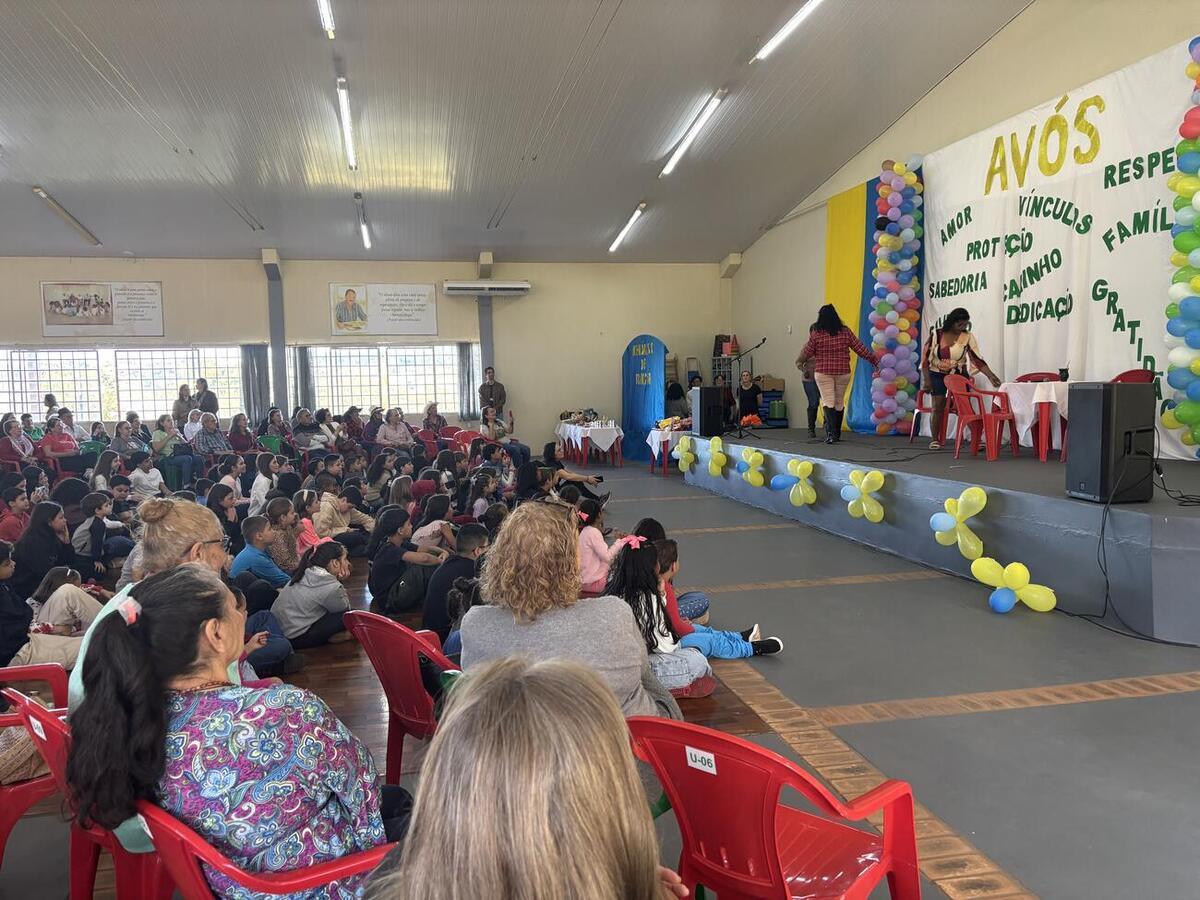 Homenagens, apresentações teatrais e atividades integraram, na tarde desta quinta (31), idosos e suas famílias no salão do Certi Doutor Wilson Carlos Kuhn