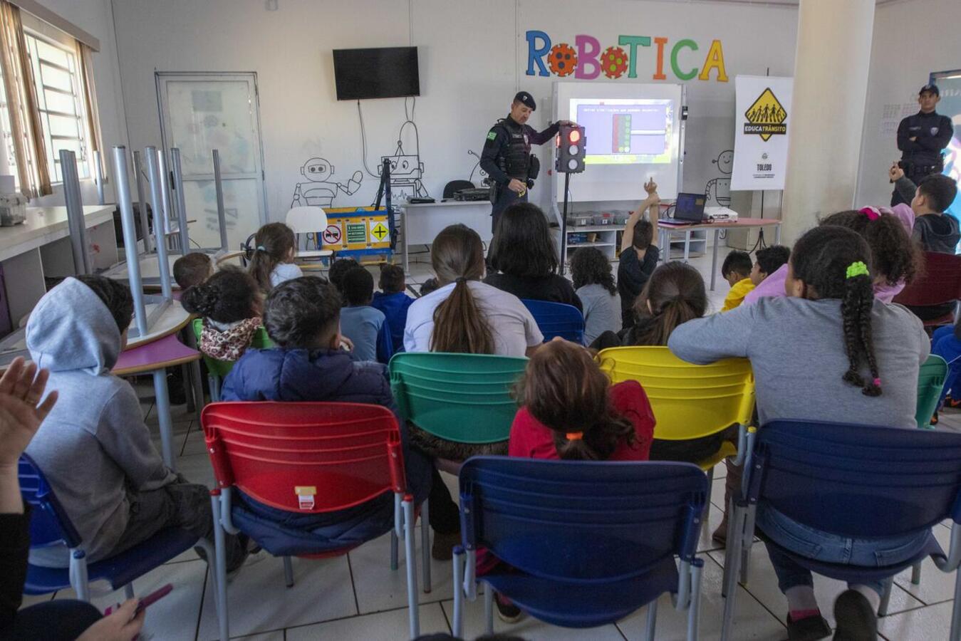Nesta quinta-feira (10) integrantes da Guarda Municipal de Toledo realizaram uma palestra do Educatrânsito com crianças do 4°ano da Escola Municipal São Francisco de Assis