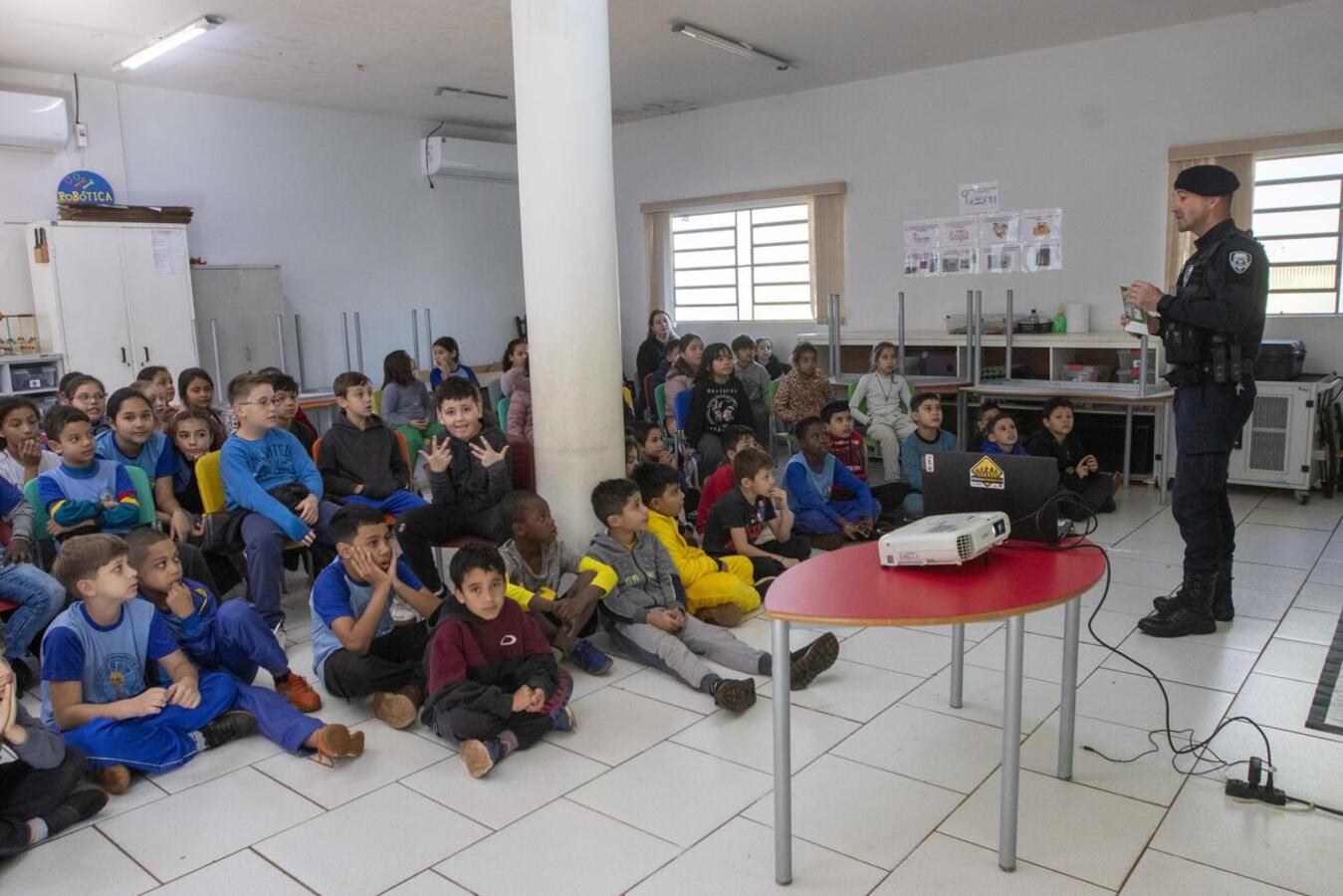 Nesta quinta-feira (10) integrantes da Guarda Municipal de Toledo realizaram uma palestra do Educatrânsito com crianças do 4°ano da Escola Municipal São Francisco de Assis