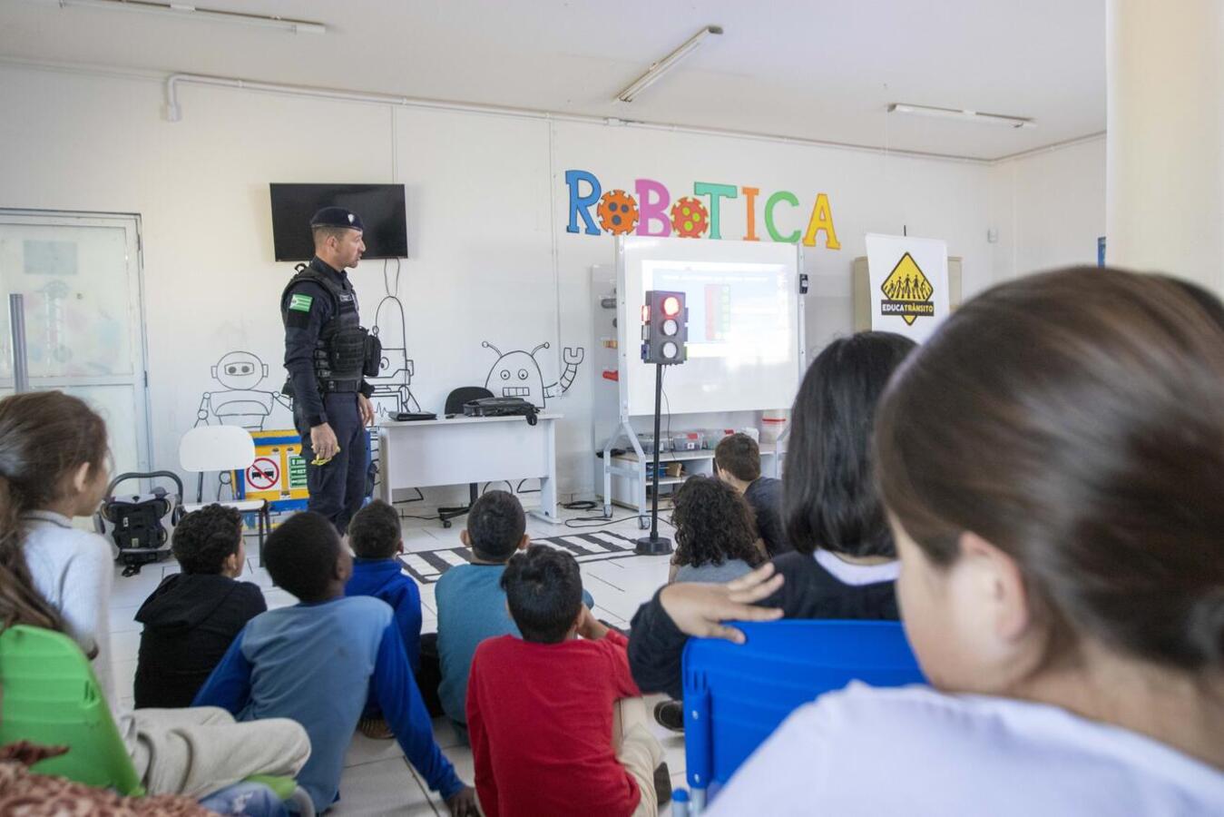 Nesta quinta-feira (10) integrantes da Guarda Municipal de Toledo realizaram uma palestra do Educatrânsito com crianças do 4°ano da Escola Municipal São Francisco de Assis