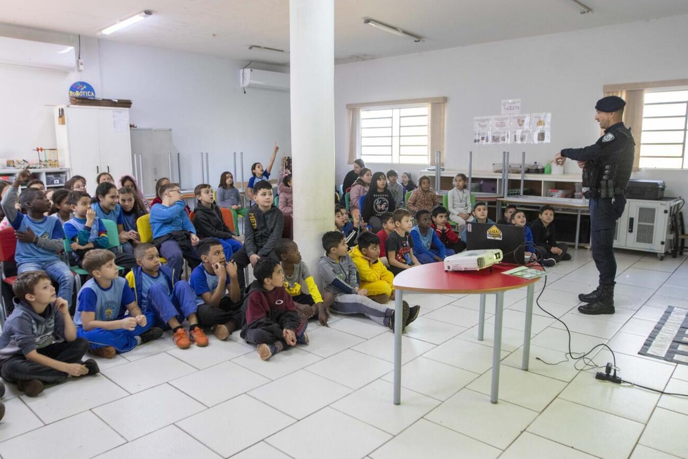 Nesta quinta-feira (10) integrantes da Guarda Municipal de Toledo realizaram uma palestra do Educatrânsito com crianças do 4°ano da Escola Municipal São Francisco de Assis