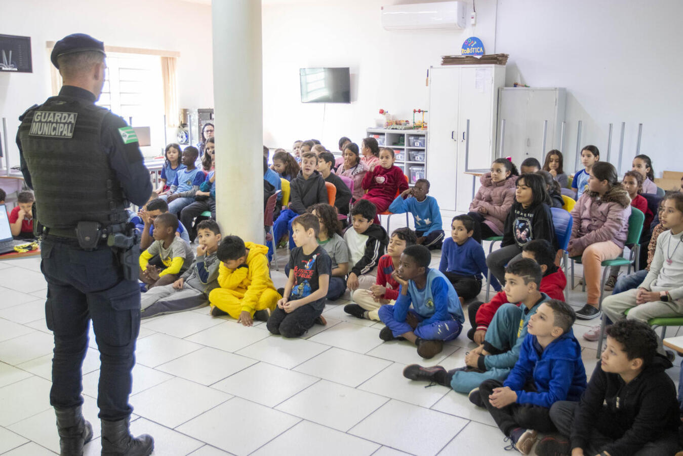 Nesta quinta-feira (10) integrantes da Guarda Municipal de Toledo realizaram uma palestra do Educatrânsito com crianças do 4°ano da Escola Municipal São Francisco de Assis