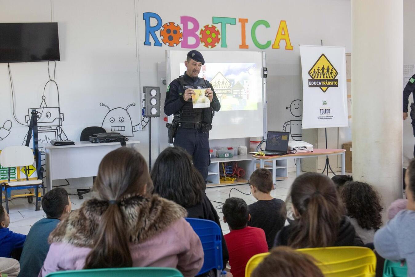 Nesta quinta-feira (10) integrantes da Guarda Municipal de Toledo realizaram uma palestra do Educatrânsito com crianças do 4°ano da Escola Municipal São Francisco de Assis