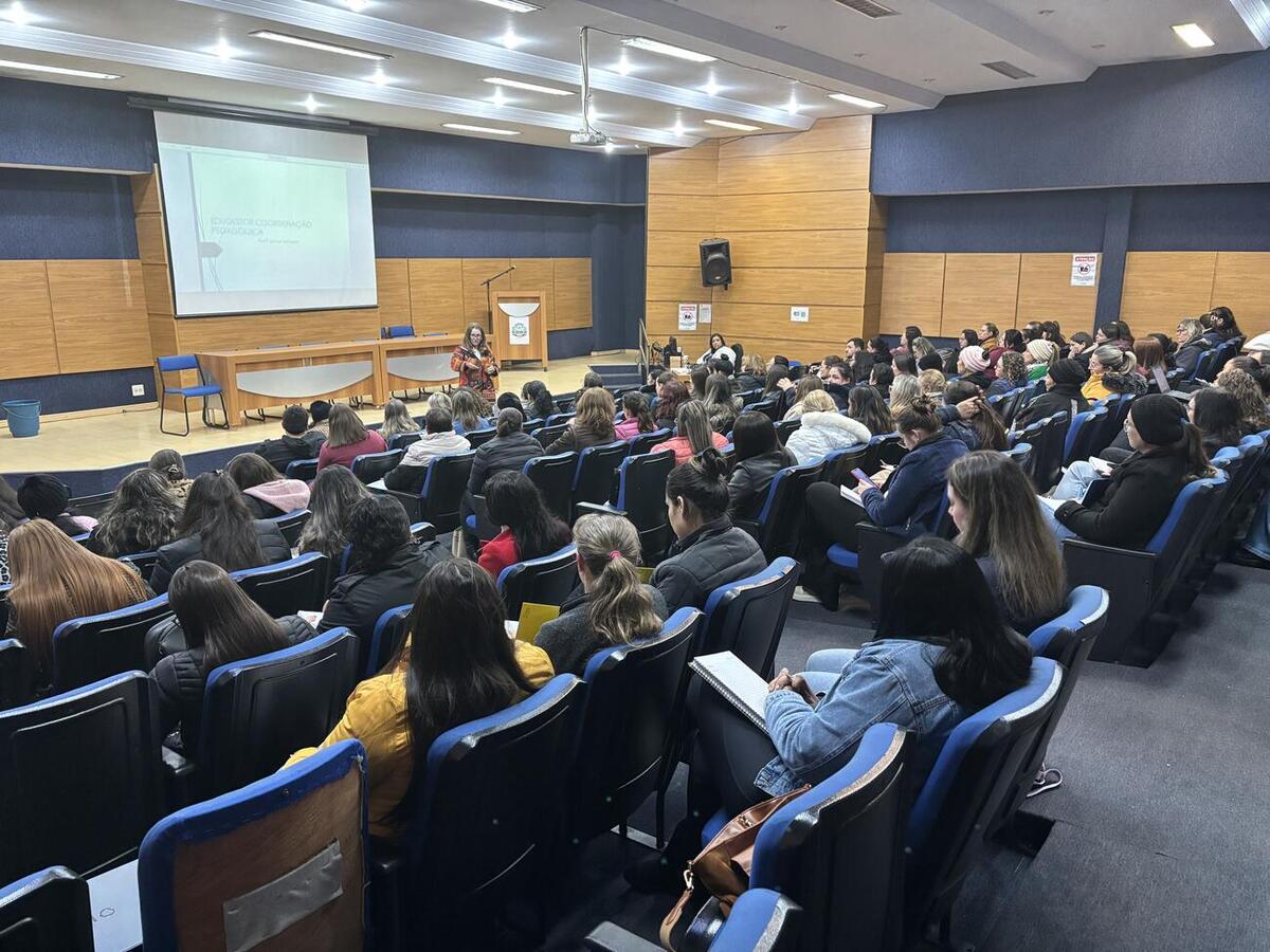 O curso abordou temas como liderança, resolução de conflitos, ética e motivação