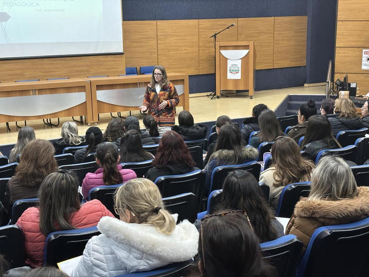 O curso abordou temas como liderança, resolução de conflitos, ética e motivação