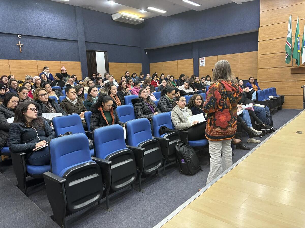 O curso abordou temas como liderança, resolução de conflitos, ética e motivação