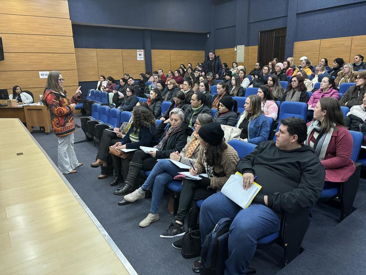 O curso abordou temas como liderança, resolução de conflitos, ética e motivação