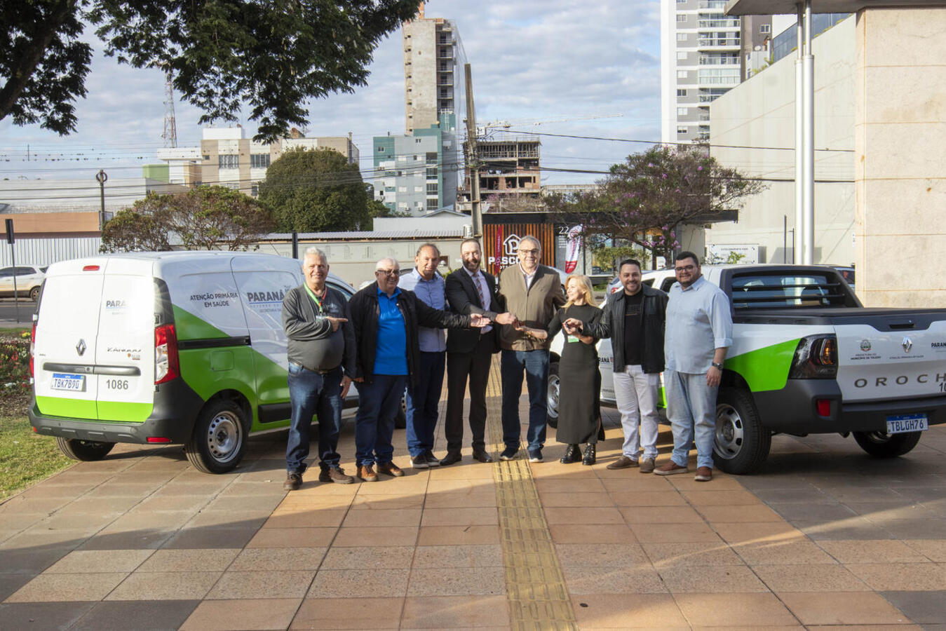 Nesta terça-feira (15), em frente ao Paço Municipal Alcides Donin, foi realizada uma cerimônia de entrega de dois novos veículos para o município