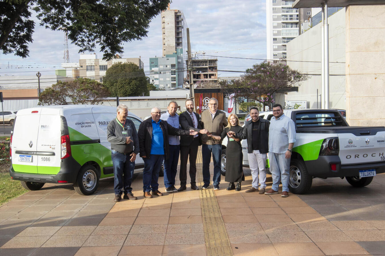 Nesta terça-feira (15), em frente ao Paço Municipal Alcides Donin, foi realizada uma cerimônia de entrega de dois novos veículos para o município