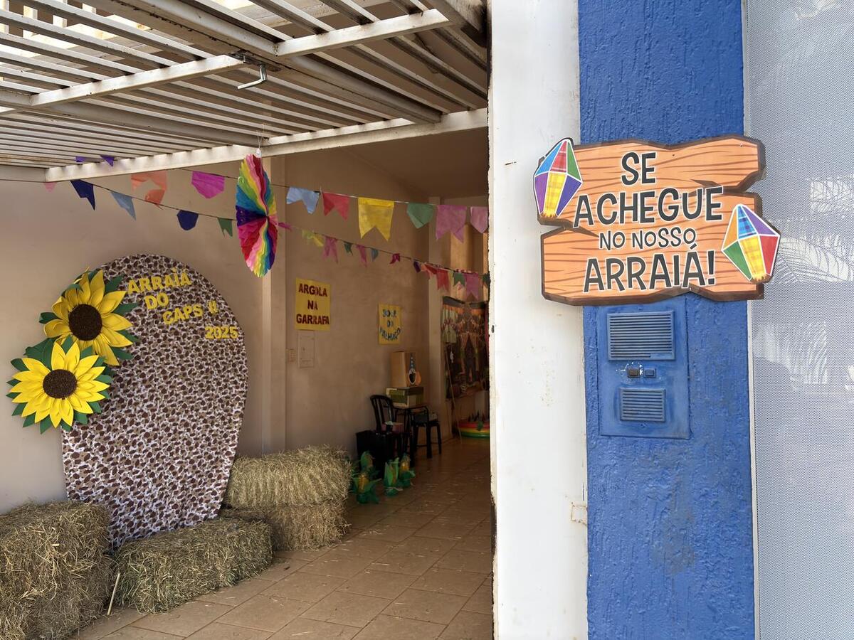 O Centro de Atenção Psicossocial (Caps) II, visando promover a integração social, realizou, na manhã desta sexta-feira (18), uma festa julina com os servidores e os pacientes. O evento foi organizado na sede da instituição e contou com diversas atividades, comidas, prêmios e interações, além da realização dos atendimentos aos pacientes. Brincadeiras como pescaria, bola na colher, argola na garrafa, maquiagem, acertar a bola na boca do palhaço e até mesmo uma quadrilha foram realizadas, os participantes, em 
