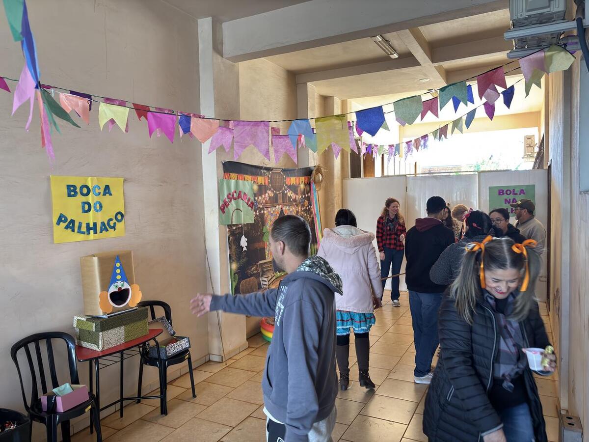 O Centro de Atenção Psicossocial (Caps) II, visando promover a integração social, realizou, na manhã desta sexta-feira (18), uma festa julina com os servidores e os pacientes. O evento foi organizado na sede da instituição e contou com diversas atividades, comidas, prêmios e interações, além da realização dos atendimentos aos pacientes. Brincadeiras como pescaria, bola na colher, argola na garrafa, maquiagem, acertar a bola na boca do palhaço e até mesmo uma quadrilha foram realizadas, os participantes, em 