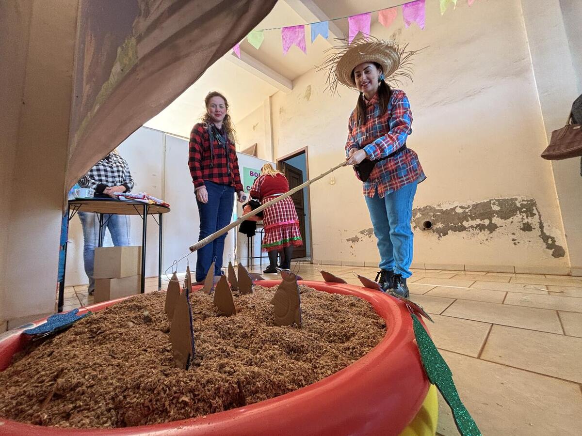 O Centro de Atenção Psicossocial (Caps) II, visando promover a integração social, realizou, na manhã desta sexta-feira (18), uma festa julina com os servidores e os pacientes. O evento foi organizado na sede da instituição e contou com diversas atividades, comidas, prêmios e interações, além da realização dos atendimentos aos pacientes. Brincadeiras como pescaria, bola na colher, argola na garrafa, maquiagem, acertar a bola na boca do palhaço e até mesmo uma quadrilha foram realizadas, os participantes, em 