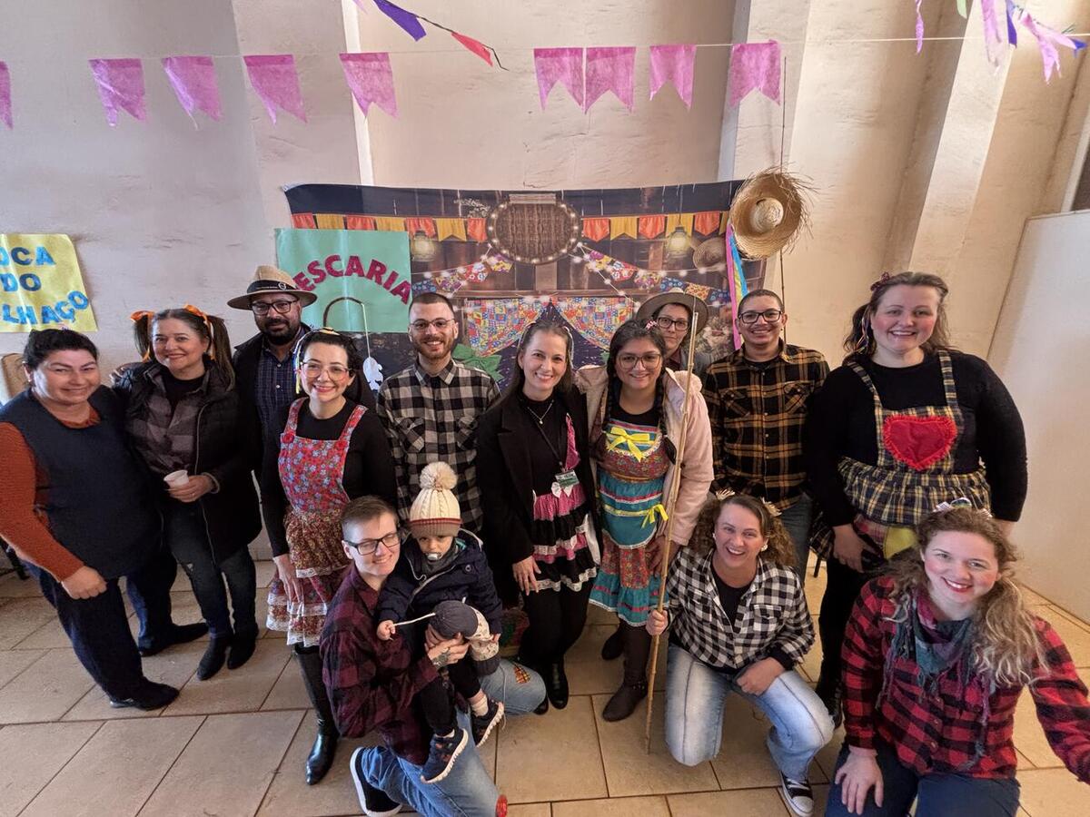 O Centro de Atenção Psicossocial (Caps) II, visando promover a integração social, realizou, na manhã desta sexta-feira (18), uma festa julina com os servidores e os pacientes. O evento foi organizado na sede da instituição e contou com diversas atividades, comidas, prêmios e interações, além da realização dos atendimentos aos pacientes. Brincadeiras como pescaria, bola na colher, argola na garrafa, maquiagem, acertar a bola na boca do palhaço e até mesmo uma quadrilha foram realizadas, os participantes, em 