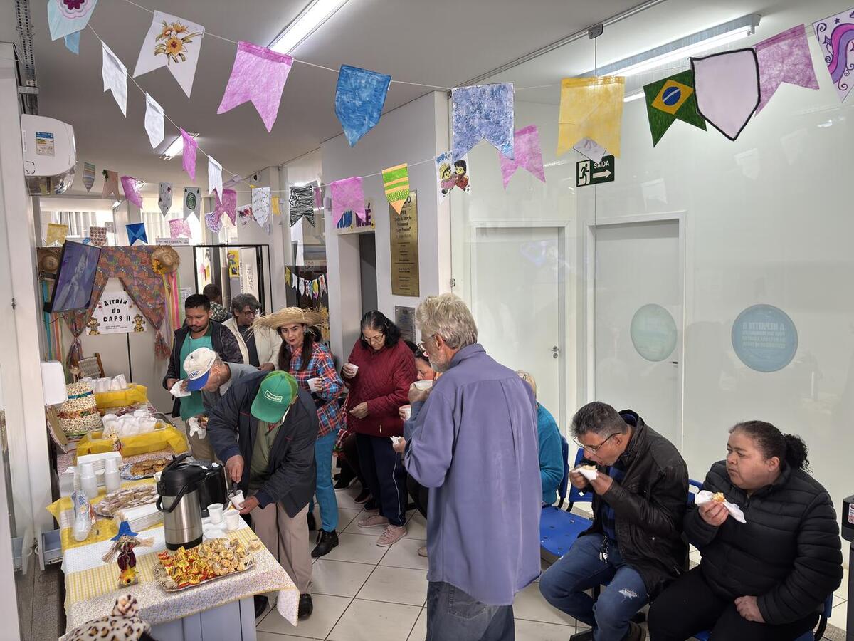 O Centro de Atenção Psicossocial (Caps) II, visando promover a integração social, realizou, na manhã desta sexta-feira (18), uma festa julina com os servidores e os pacientes. O evento foi organizado na sede da instituição e contou com diversas atividades, comidas, prêmios e interações, além da realização dos atendimentos aos pacientes. Brincadeiras como pescaria, bola na colher, argola na garrafa, maquiagem, acertar a bola na boca do palhaço e até mesmo uma quadrilha foram realizadas, os participantes, em 