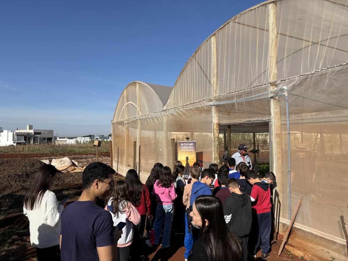 Alunos da Escola Municipal Alberto Santos Dumont visitaram a Associação Promocional e Assistencial de Toledo (Lar dos Idosos) a fim de conhecer a horta orgânica do local