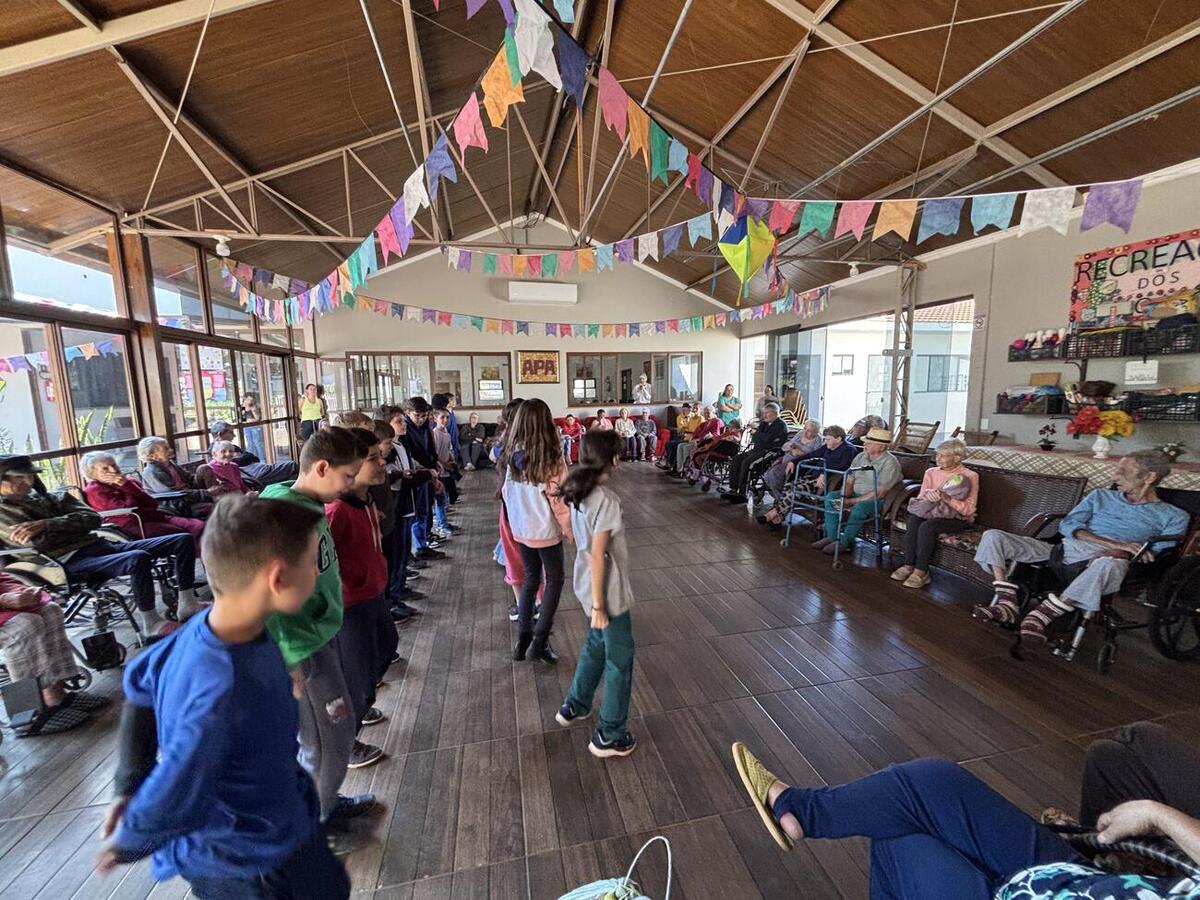 Alunos da Escola Municipal Alberto Santos Dumont visitaram a Associação Promocional e Assistencial de Toledo (Lar dos Idosos) a fim de conhecer a horta orgânica do local
