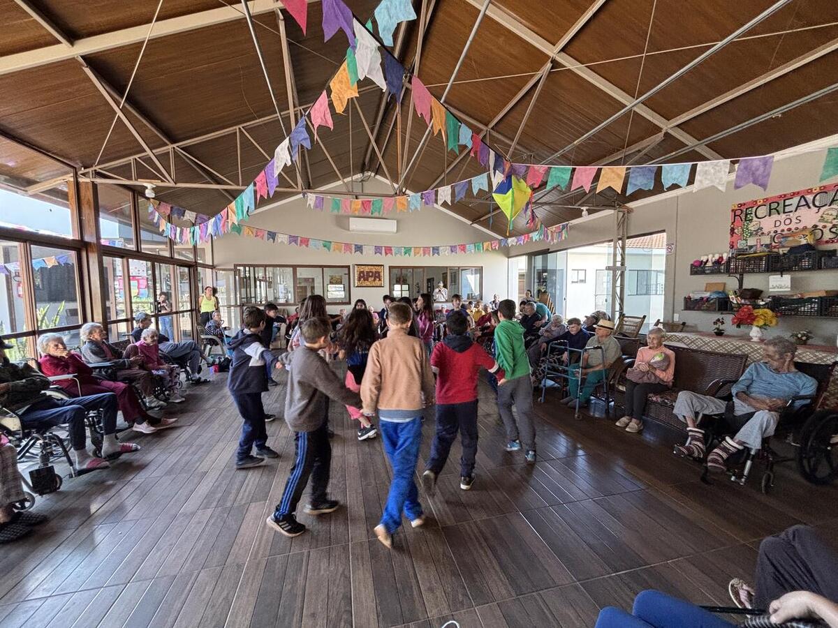 Alunos da Escola Municipal Alberto Santos Dumont visitaram a Associação Promocional e Assistencial de Toledo (Lar dos Idosos) a fim de conhecer a horta orgânica do local