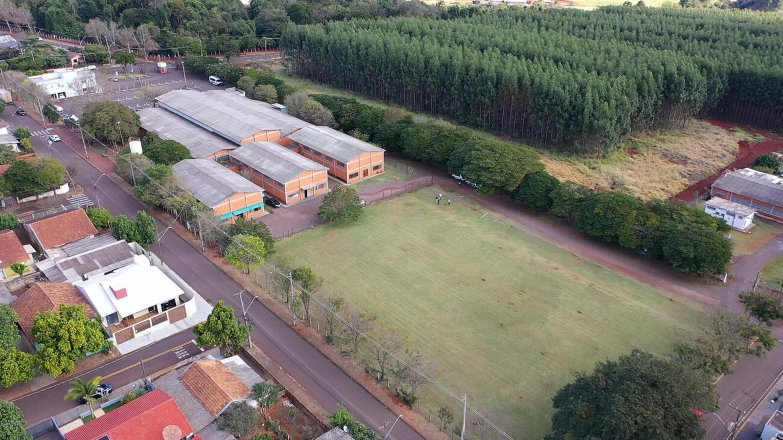 São 14 terrenos, incluindo 1 estrutura urbana desativada, na antiga incubadora têxtil, voltada à reativação produtiva