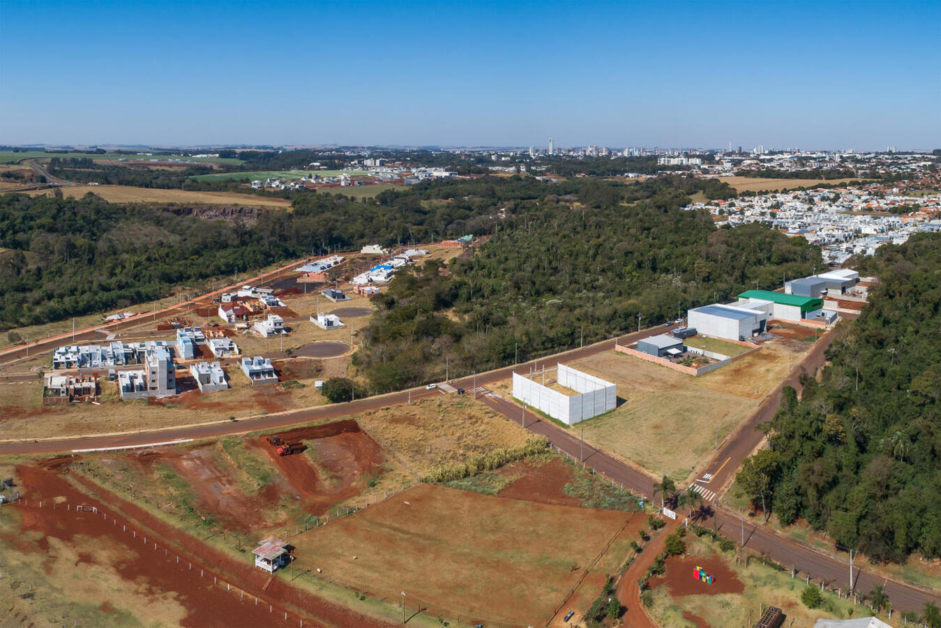 São 14 terrenos, incluindo 1 estrutura urbana desativada, na antiga incubadora têxtil, voltada à reativação produtiva