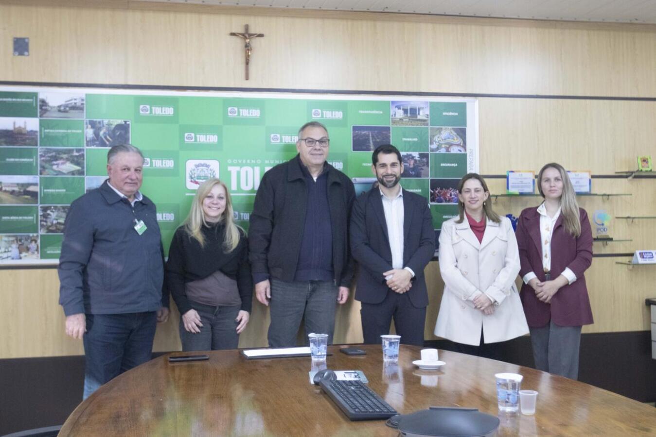 Objetivo foi aproximar a instituição da Prefeitura de Toledo e convidar profissionais para evento