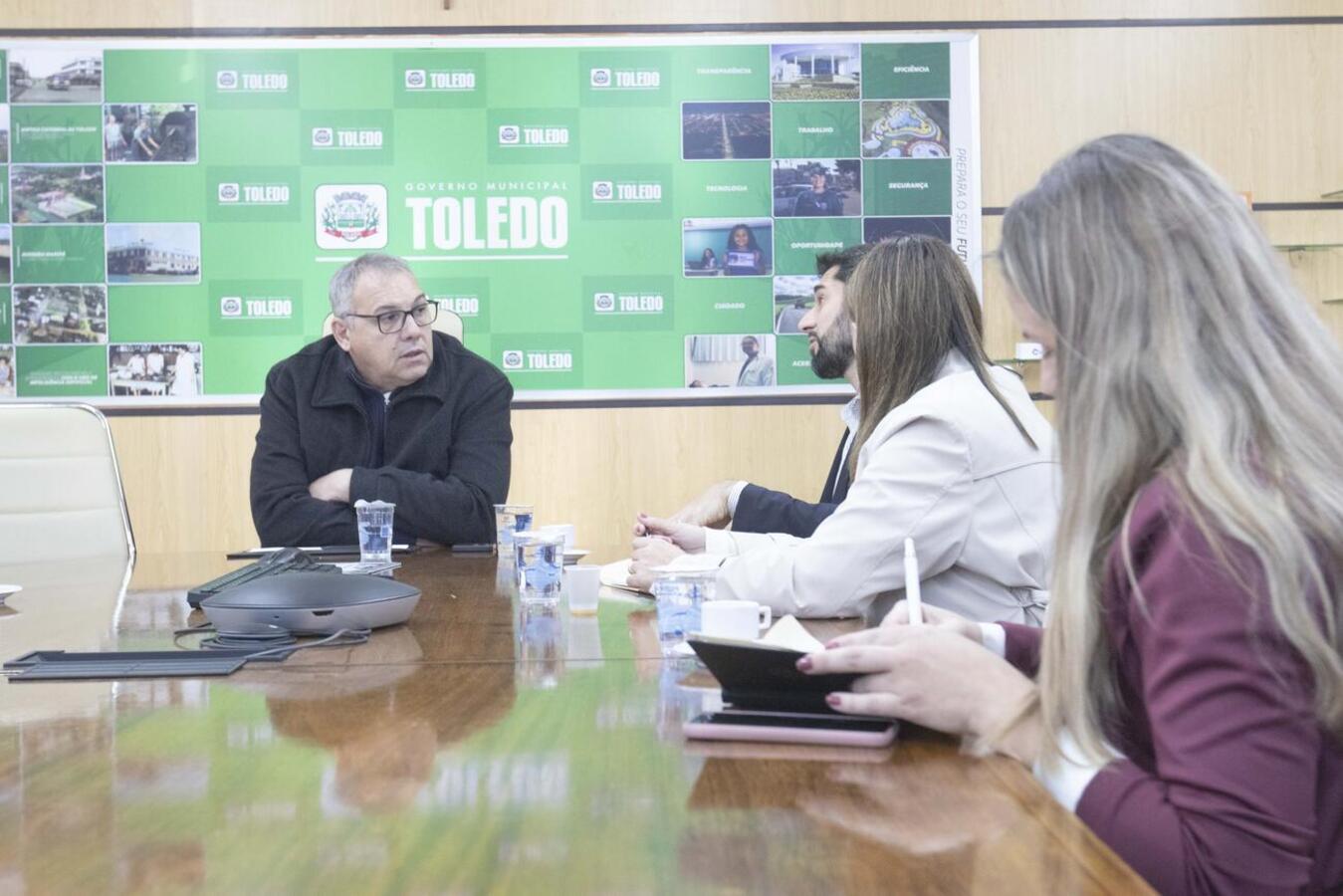 Objetivo foi aproximar a instituição da Prefeitura de Toledo e convidar profissionais para evento