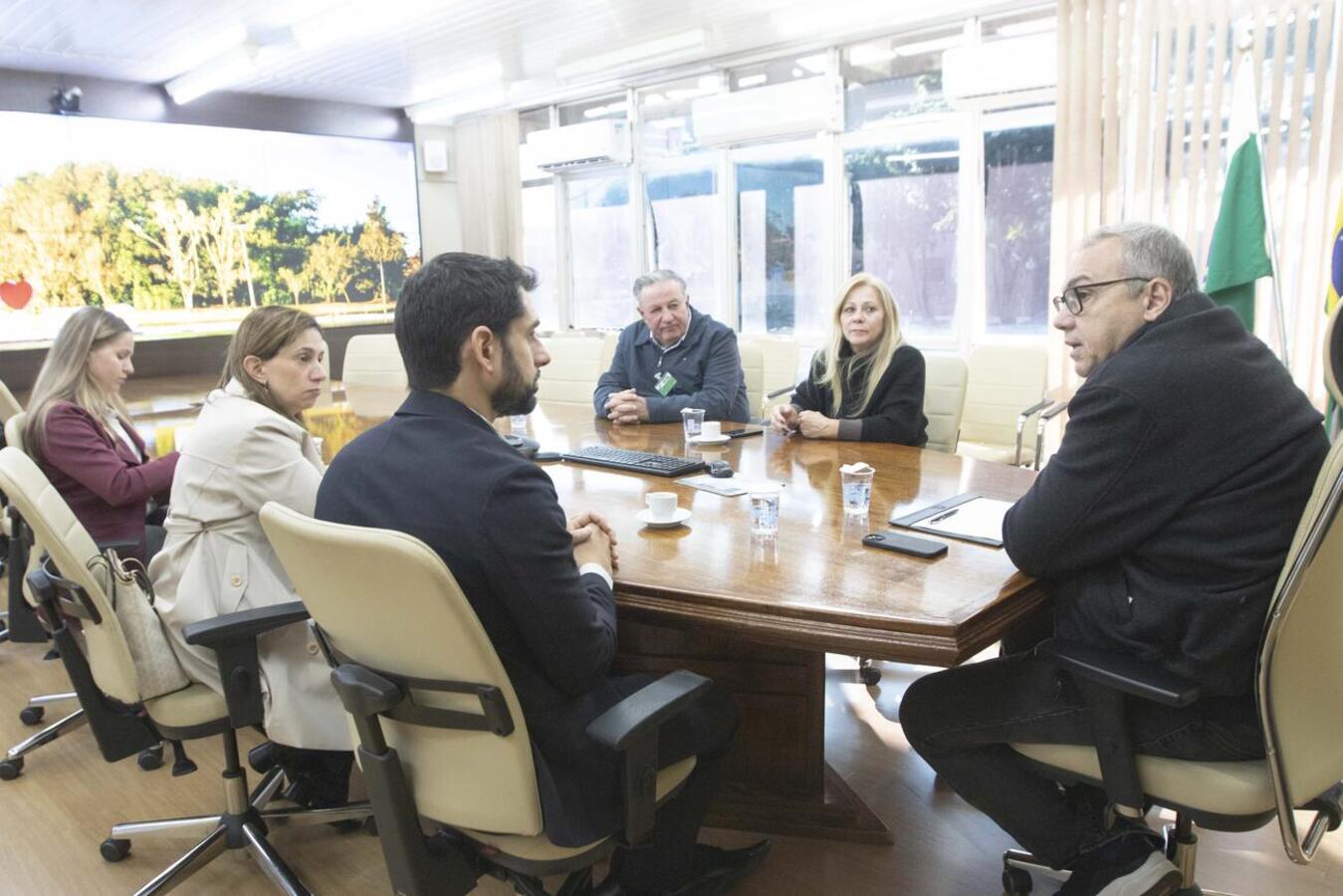 Objetivo foi aproximar a instituição da Prefeitura de Toledo e convidar profissionais para evento