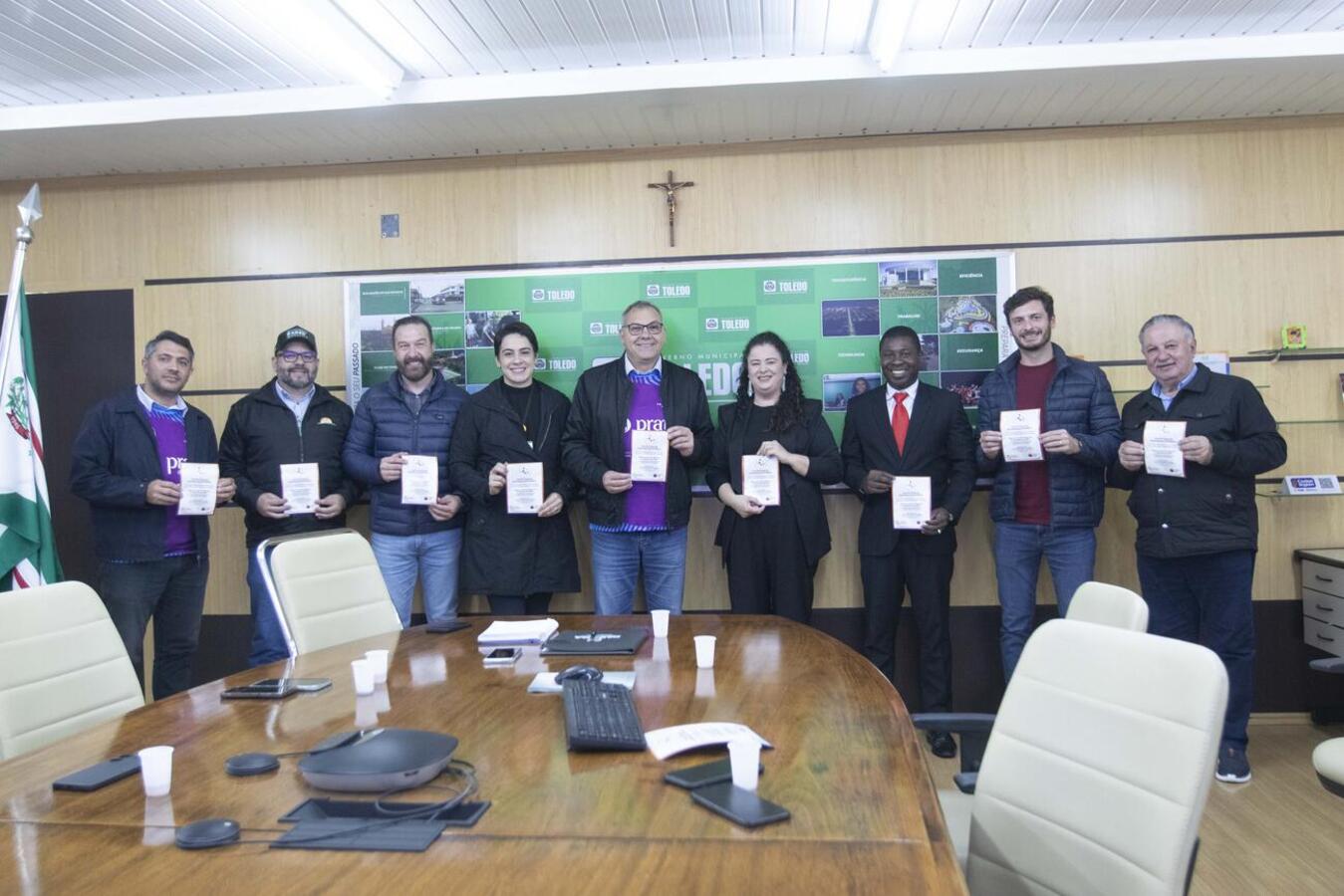 A presidente da entidade, Edna Nunes, esteve com o prefeito Mario Costenaro para entrega do convite oficial sobre o evento