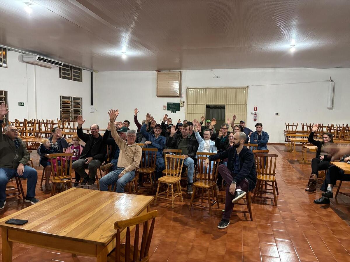 Proprietários dos imóveis lindeiros à via estiveram presentes, na noite desta segunda-feira (7), na reunião sobre obra de 5,7 km de pavimentação rural