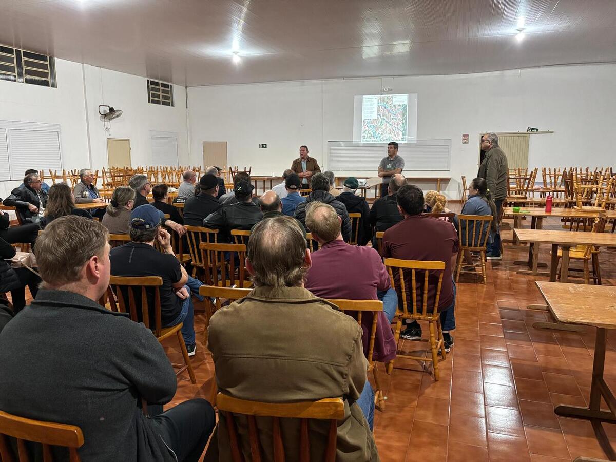 Proprietários dos imóveis lindeiros à via estiveram presentes, na noite desta segunda-feira (7), na reunião sobre obra de 5,7 km de pavimentação rural