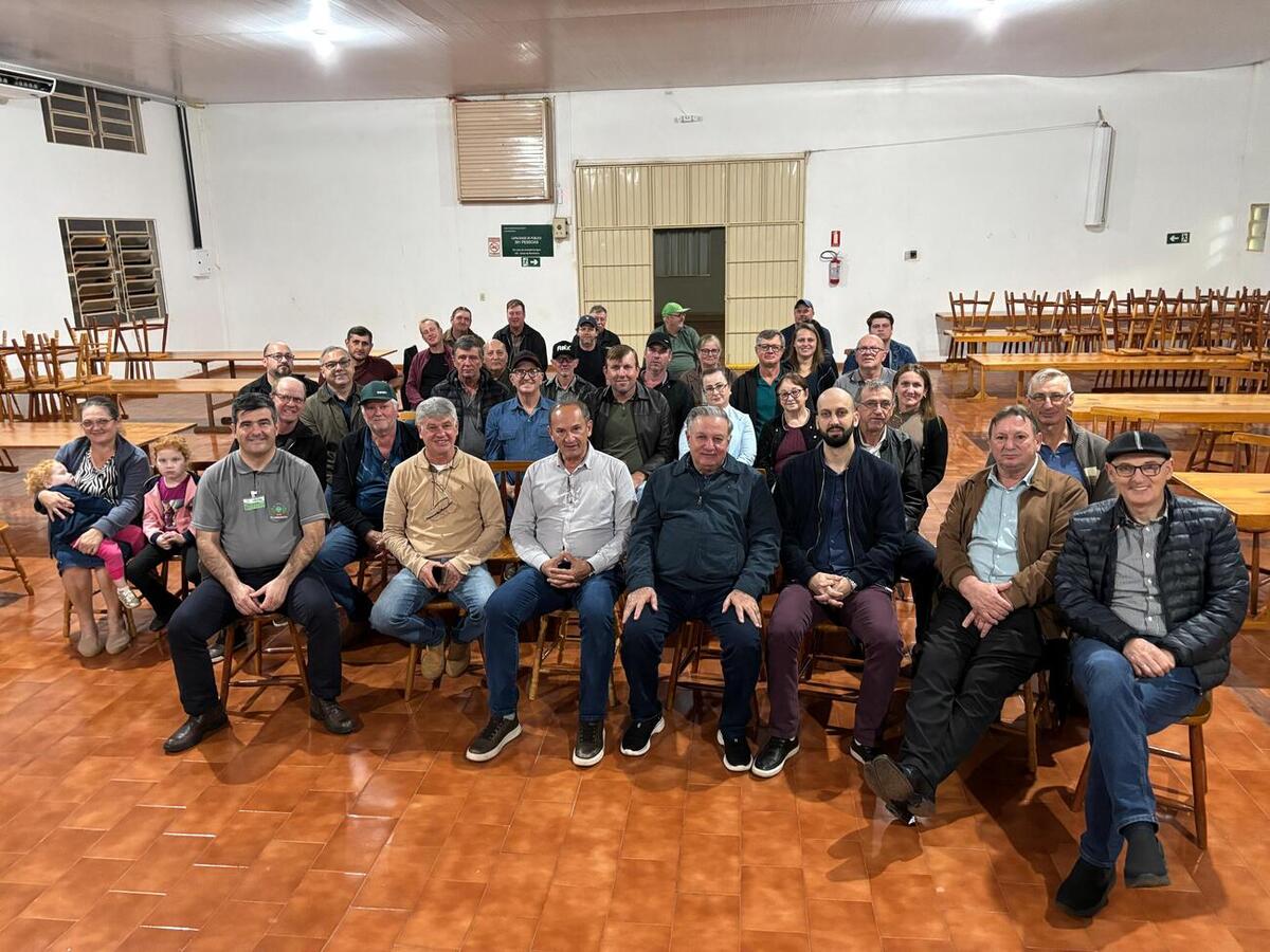 Proprietários dos imóveis lindeiros à via estiveram presentes, na noite desta segunda-feira (7), na reunião sobre obra de 5,7 km de pavimentação rural
