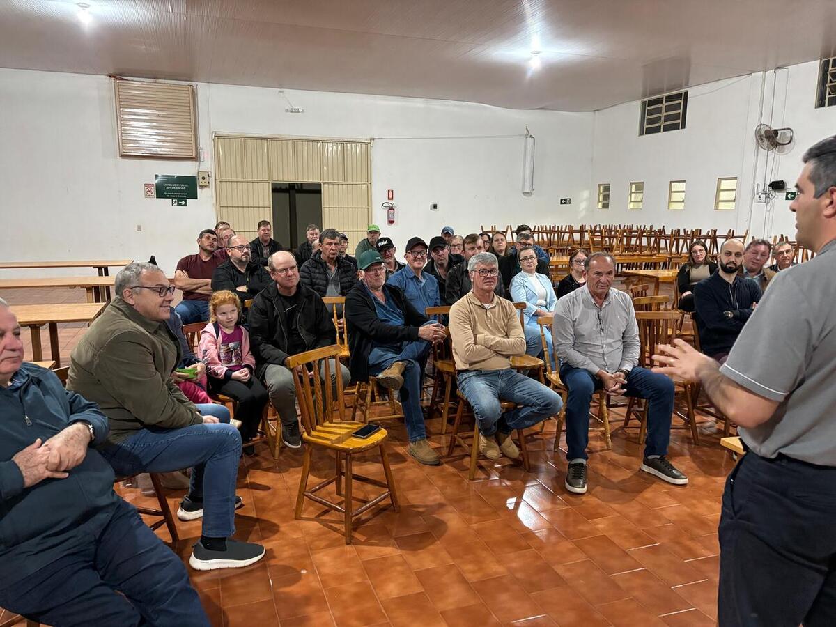 Proprietários dos imóveis lindeiros à via estiveram presentes, na noite desta segunda-feira (7), na reunião sobre obra de 5,7 km de pavimentação rural