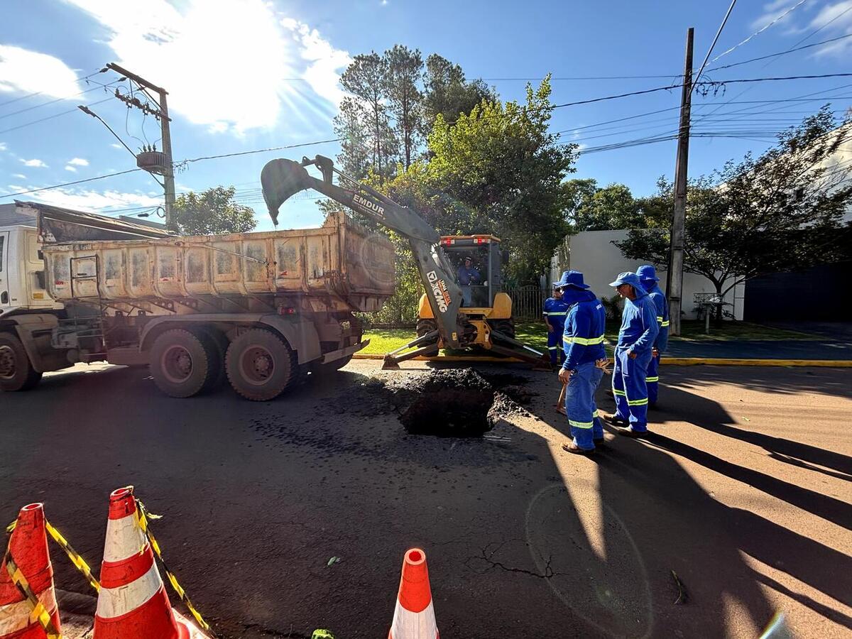 Rompimento de tubos na galeria pluvial abriu um buraco na Rua Santo Ângelo e interdição foi necessária para reparo no local