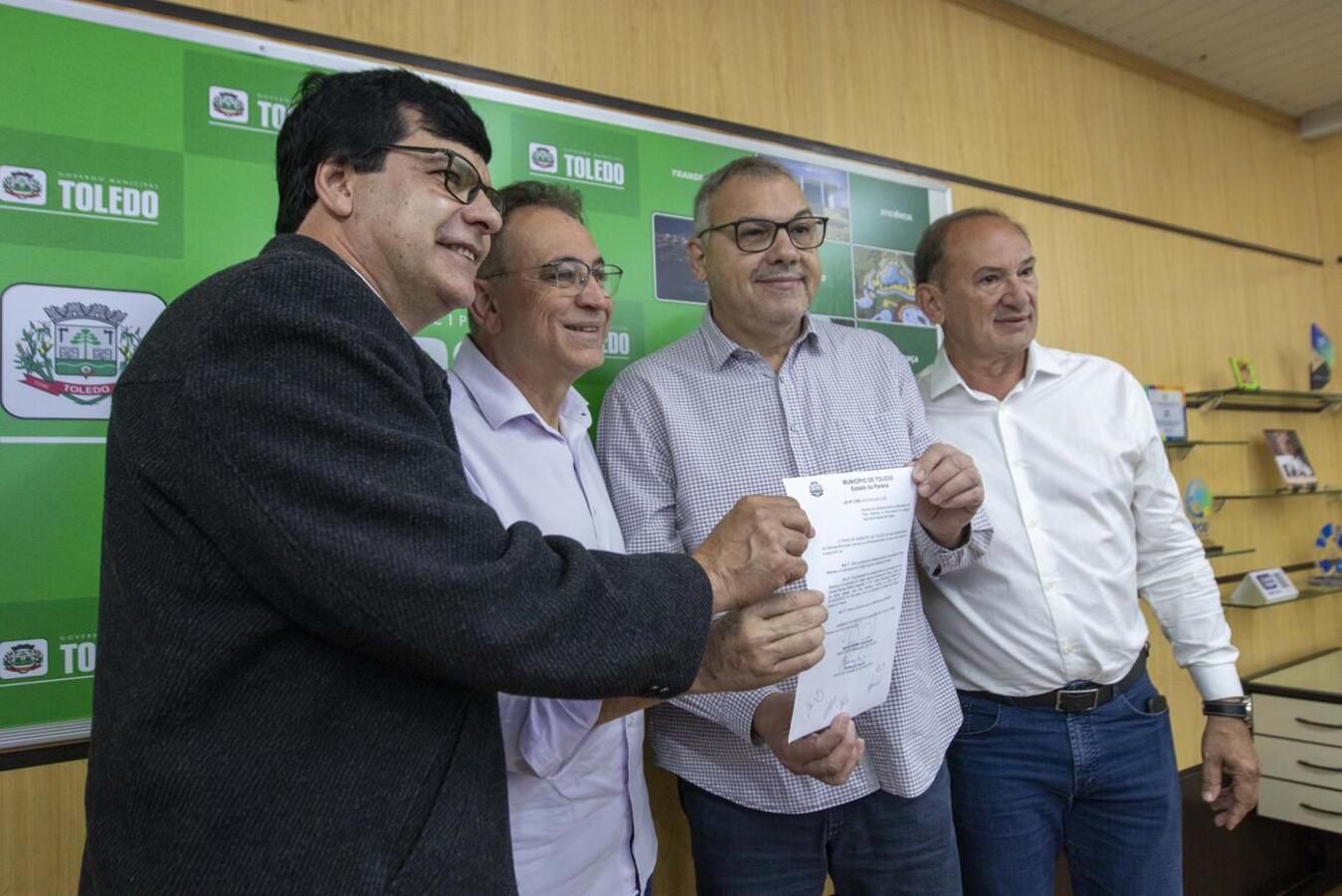 Prefeito Mario Costenaro sancionou duas novas leis que permitem a compra direta de alimentos da recém criada cooperativa no CAET