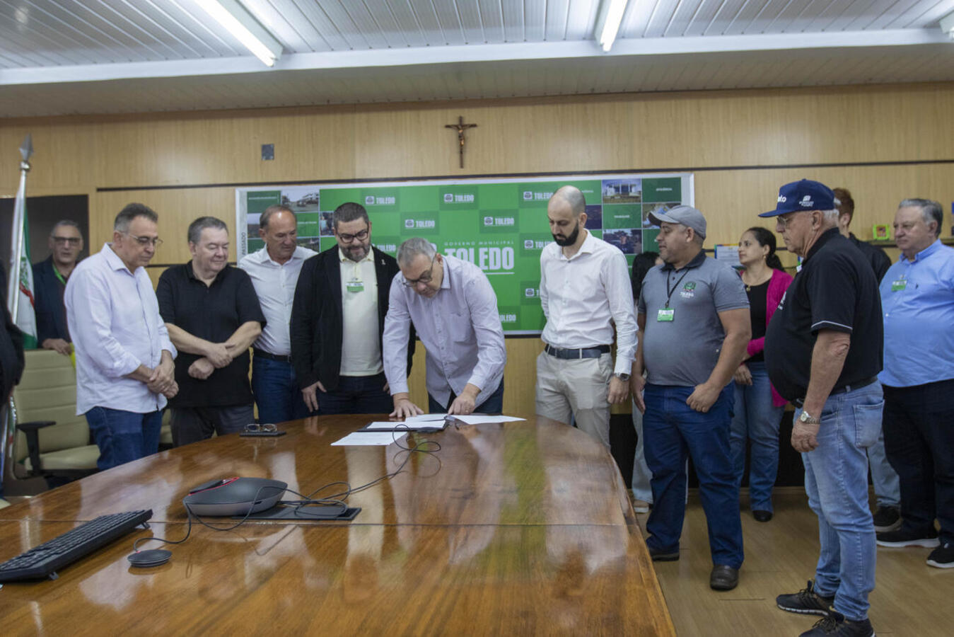 Prefeito Mario Costenaro sancionou duas novas leis que permitem a compra direta de alimentos da recém criada cooperativa no CAET