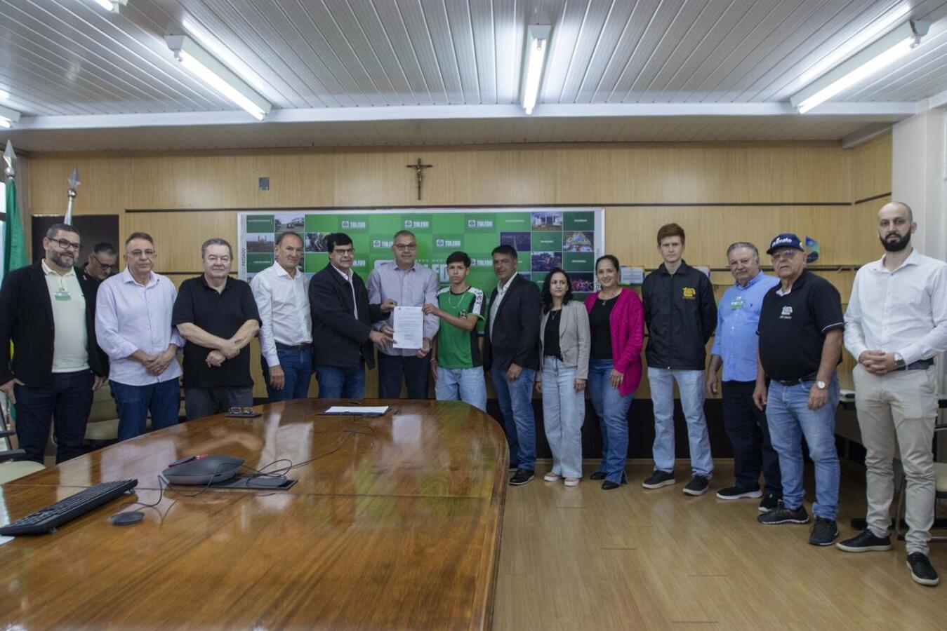 Prefeito Mario Costenaro sancionou duas novas leis que permitem a compra direta de alimentos da recém criada cooperativa no CAET