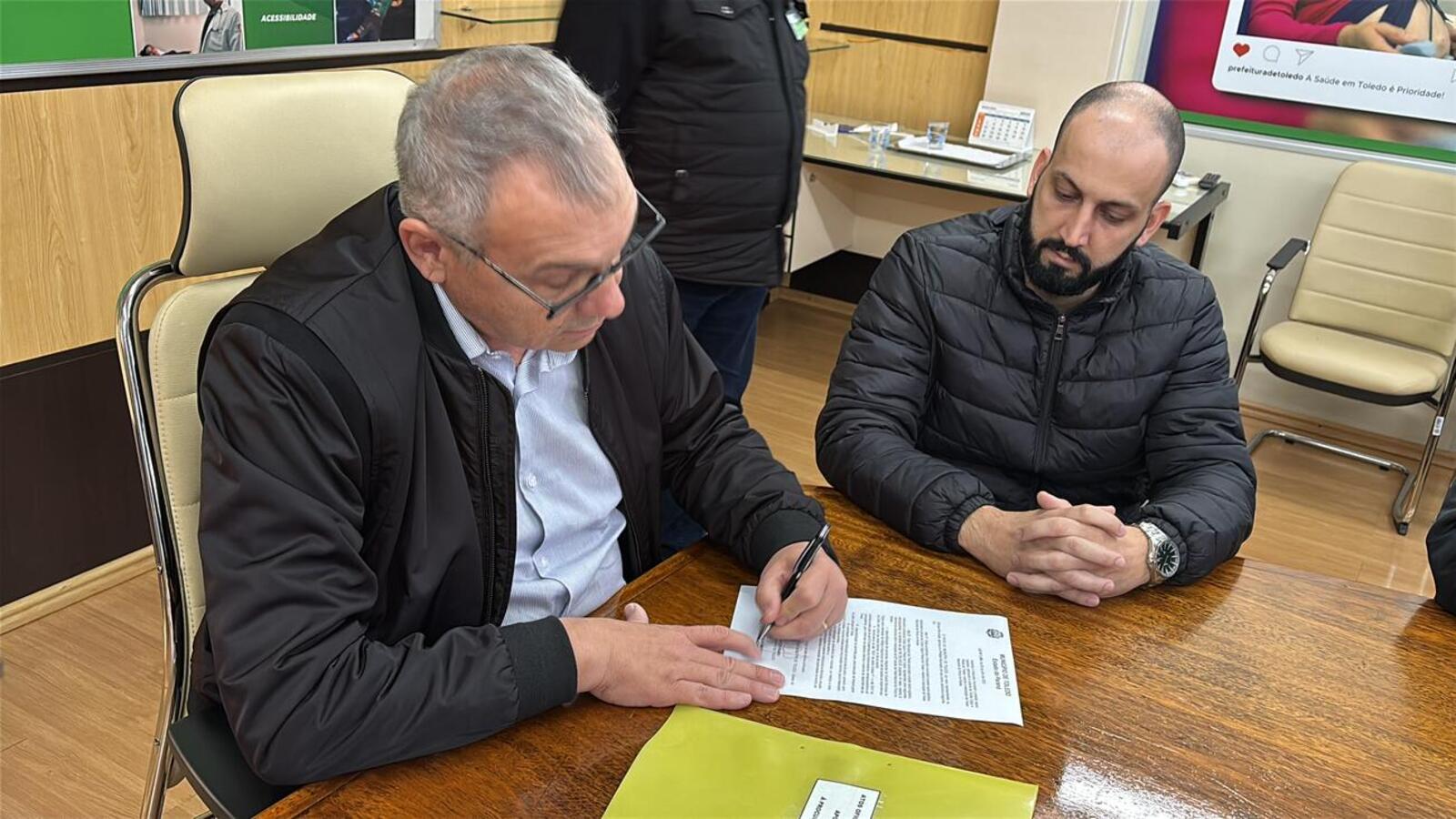 Texto foi sancionado pelo prefeito Mario Costenaro e autoriza serviços no limite de até R$ 200 mil
