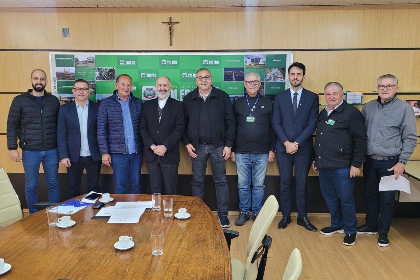 A Sala de Reuniões do Gabinete do Prefeito recebeu, nesta sexta (18), o bispo Dom João Carlos Seneme, que apresentou proposta da diocese à Prefeitura de Toledo